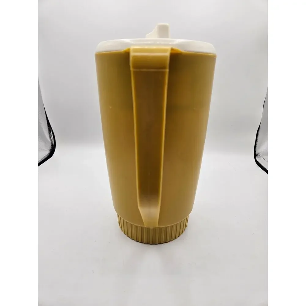 Rubbermaid Vintage  #2390 Yellow 2 1/4 Quart Party Plan Pitcher White Lid‎ Drink